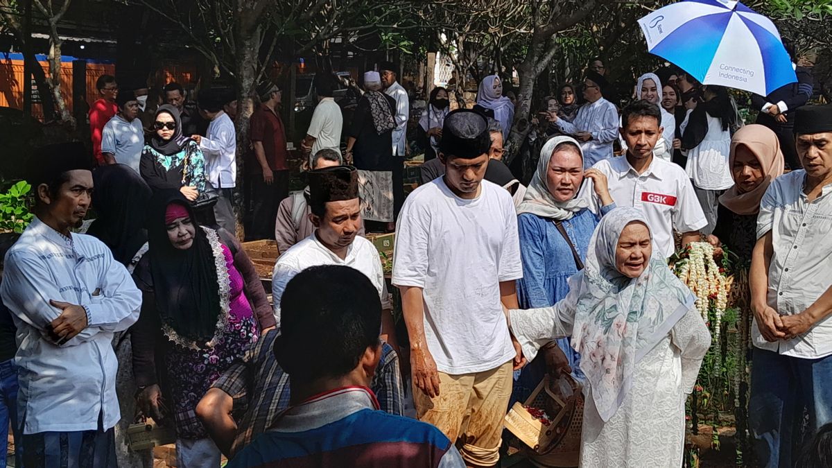 Ibnu Jamil Holds Back Tears While Accompanying His Mother At Father's Funeral