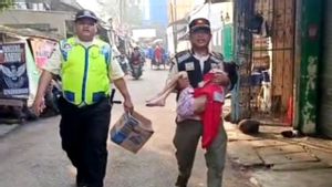 Satpol PP Jaksel 旧ケバヨラン市場で両親に拷問されたとされる少女の少年を避難させる
