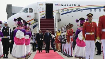 安瓦尔·易卜拉欣(Anwar Ibrahim)和萨纳纳·古斯毛(Sanana Gusmao)抵达雅加达 参加东盟峰会