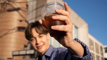 熱気のある天候で氷を飲むと、風邪や発熱を引き起こしますか?事実をチェック