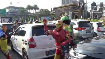 Police Deploy Iron Man Until Clowns Entertain Boys Stuck In One Way Traffic At Puncak Bogor