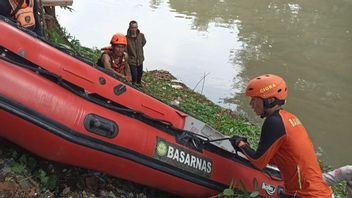 Deux garçons disparus noyés dans la rivière Krukut, toujours à la recherche d'un décharge