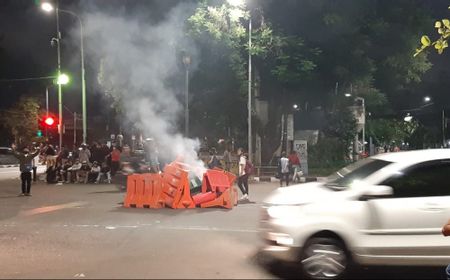 Massa di Gambir Bakar Road Barrier di Tengah Jalan