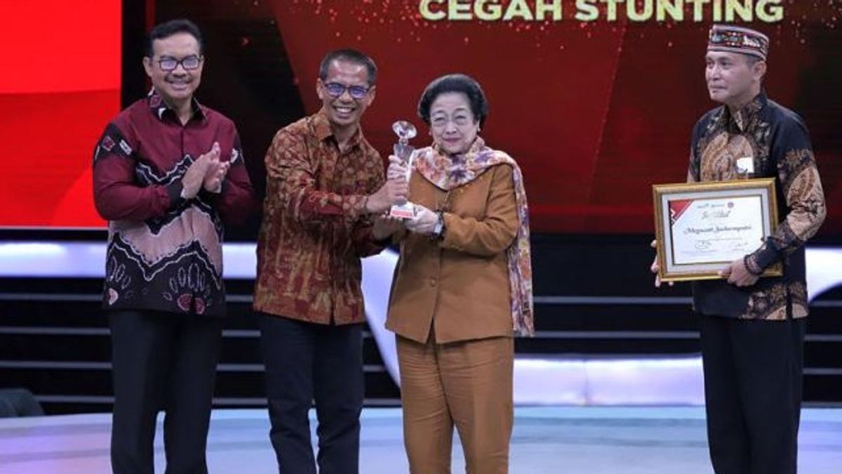 Receiving An Award, Megawati Becomes A Woman Inspirator To Prevent Stunting