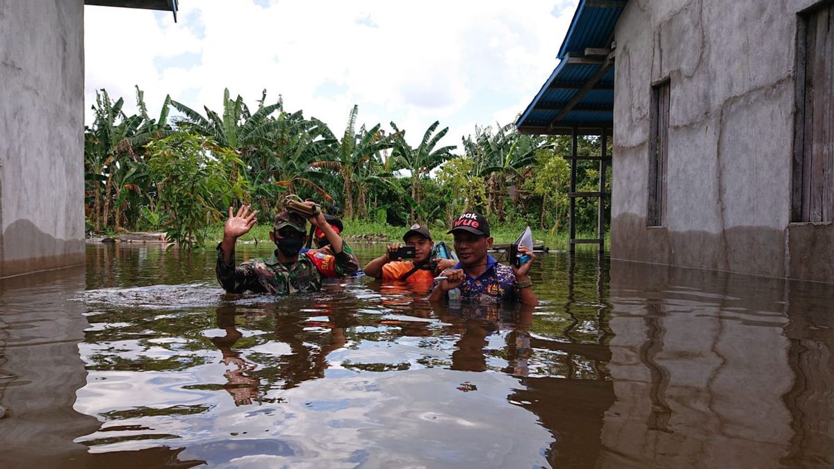 ケタパン県の4つの村が浸水し、住民は彼らの家に滞在