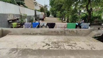 Disappointed With The Jakarta City Government, Residents In Duren Sawit Build A 50-centimeter Embankment To Prevent Floods