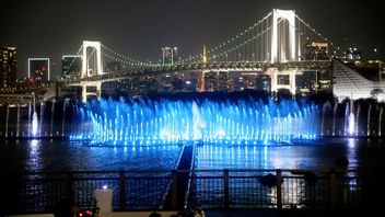 도쿄만 해변의 거대한 분수가 공식적으로 운영되고 새로운 랜드마크가 될 준비가되었습니다.