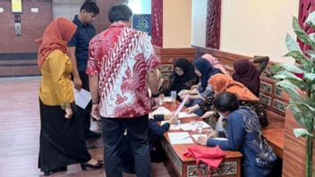 19 employés de l'EDEM de l'Est de Java ont renvoyé 707 millions de roupies de pots-de-vin au Kejati