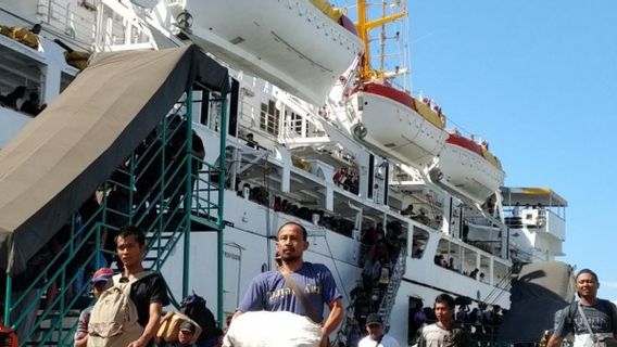 Firm! Frequently Squeezing Passengers At Larantuka Port, Regency Government Disbands Porter Organization