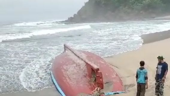 波にぶつかった2隻の逆の漁船、8人がブリタール海域で行方不明になったと報告されました