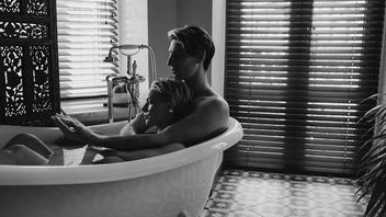 Sexologist Shares Tips for Comfortable Sex Positions in the Bathroom