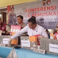 NTB警察展示了AKBP迪迪克前警察局长案件中查获的鸦片和现金