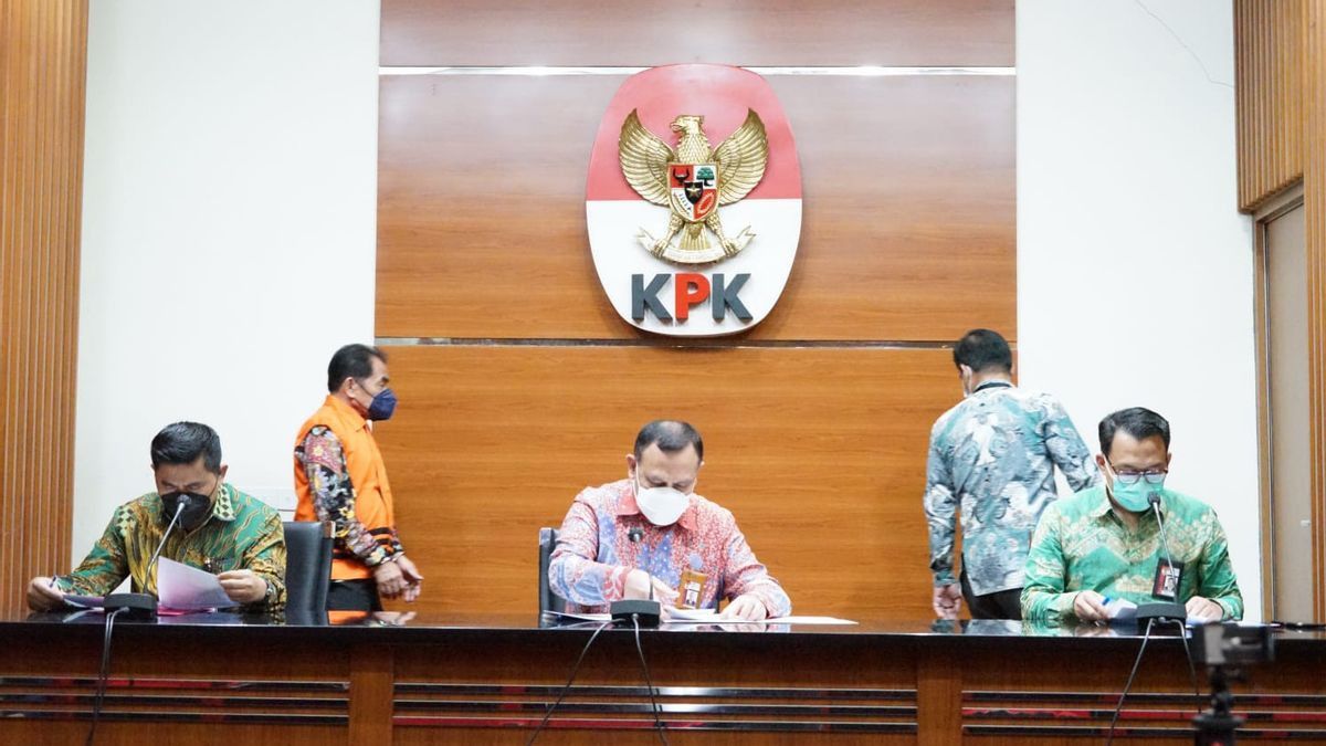 KPK Saisit Des Documents Du Propriétaire Du PT Himah Kurnia Concernant Des Allégations De Corruption D’infrastructure Par Le Régent De Banjarnegara Budhi Sarwono