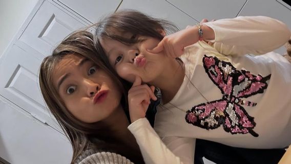 ابنة آشا سبترياسا تظهر موهبتها الفنية من خلال معرض رسم