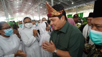 Working Visit To Palembang, Erick Thohir Welcomed By Yalal Wathon's Song From Muslimat NU And Catholic Sisters