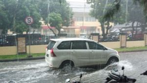 Prakiraan Cuaca BMKG: Beberapa Kota Berpotensi Alami Hujan Petir pada Senin 18 Oktober