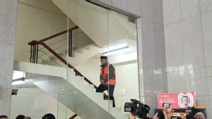 Yaqut Cholil Qoumas Kembali Gunakan Rompi Oranye KPK Setelah Polemik Tahanan Rumah