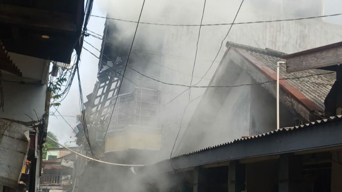 Akibat Korsleting Kabel Tiang Listrik, 3 Rumah Warga di Klender Hangus Terbakar