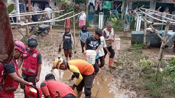 Victims Affected By Floods And Longsor At Purabaya Sukabumi: 1,207 People, Including 70 Elderly