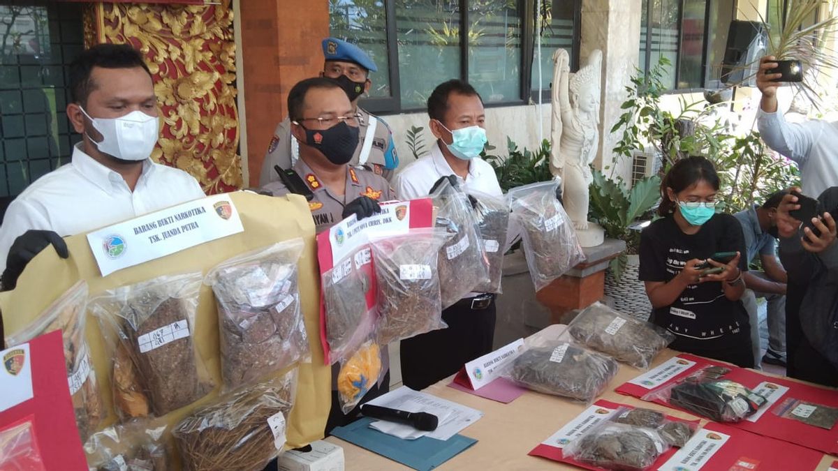 ألقي القبض على نجل رئيس البرلمان الإقليمي بادونغ بالي بسبب قضية مخدرات ، ولكن لم يظهر أثناء الإفراج عن القضية