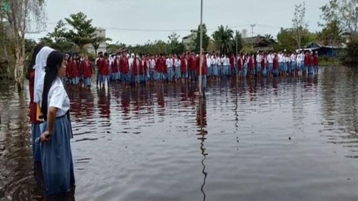 SMAN 1 Pujon Kapuas Kalteng Hardiknas Ceremony In The Field Submerged By Floods