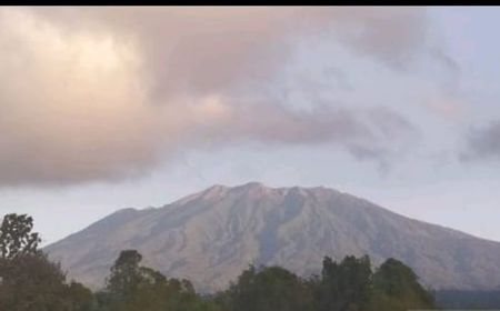 Hasil Pengamatan PVMBG: Ada Titik Api di Kawah Gunung Raung