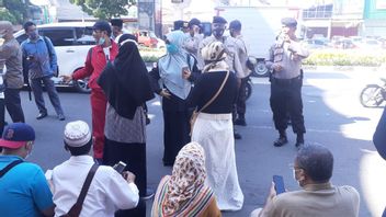 Rizieq Shihab’s Persistent Supporters, Toujours Venir à L’est Jakarta District Court, Même Si Conseillé De Ne Pas