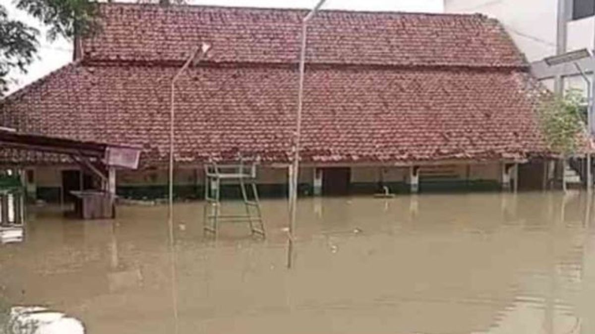40 Schools In Bekasi Submerged By Floods, Learning Activities Diverted To Village Hall