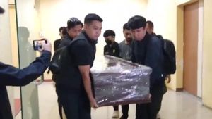 BSD 세르퐁(BSD Serpong)에서 비행기 추락 사고 피해자의 시신을 부검하기 위해 가족을 기다리는 국립경찰병원