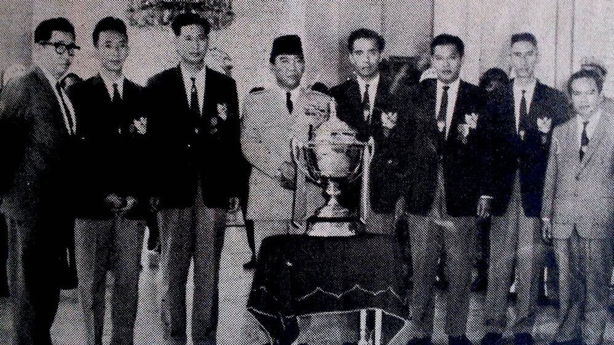 イストラ・セナヤンがインドネシアの証人になり、1961年のトーマスカップチャンピオン