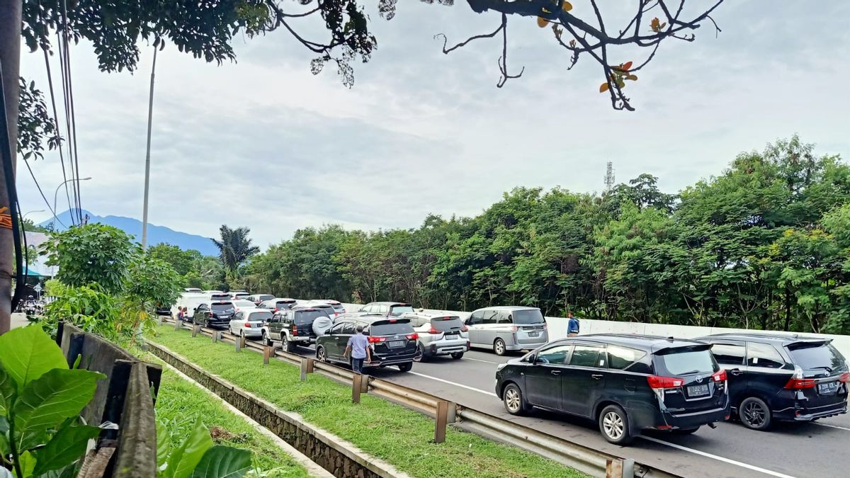 Puncak Bogor Macet Parah, Kendaraan dari Jakarta Dialihkan Keluar di KM 40 Tol Jagorawi