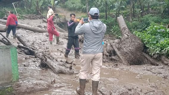 BMKG Prévoit De Fortes Pluies Toujours Verser Cisarua Qui Est Frappé Par Les Inondations   