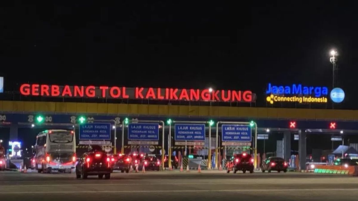 Homecoming Vehicles Entering Semarang Soar, Kalikangkung Toll Gate Substation Plus