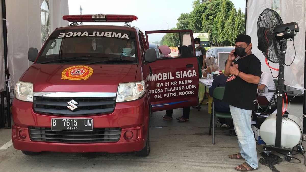Demi Ikut Vaksin Drive Thru di Tol Jagorawi, Warga Datang Pakai Ambulans