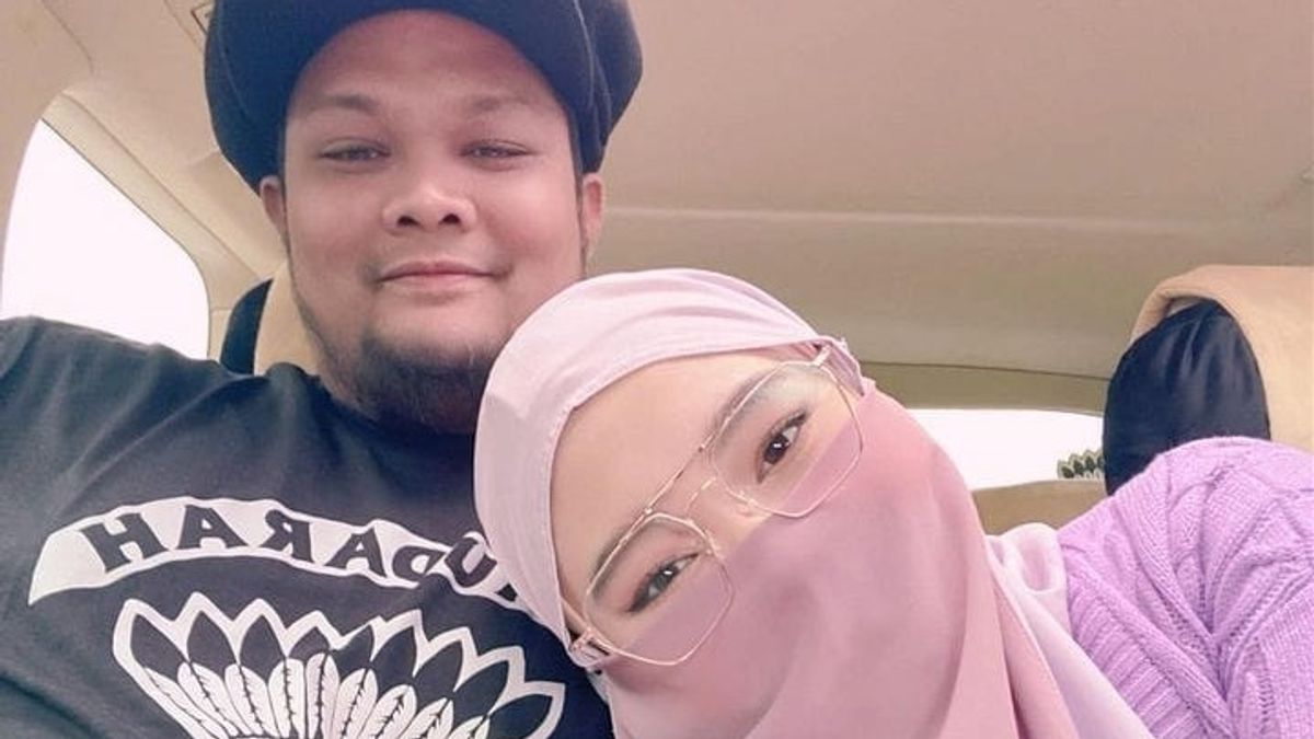 Still In Love, Inara Rusli Says There Is No Divorce Agreement With Virgoun