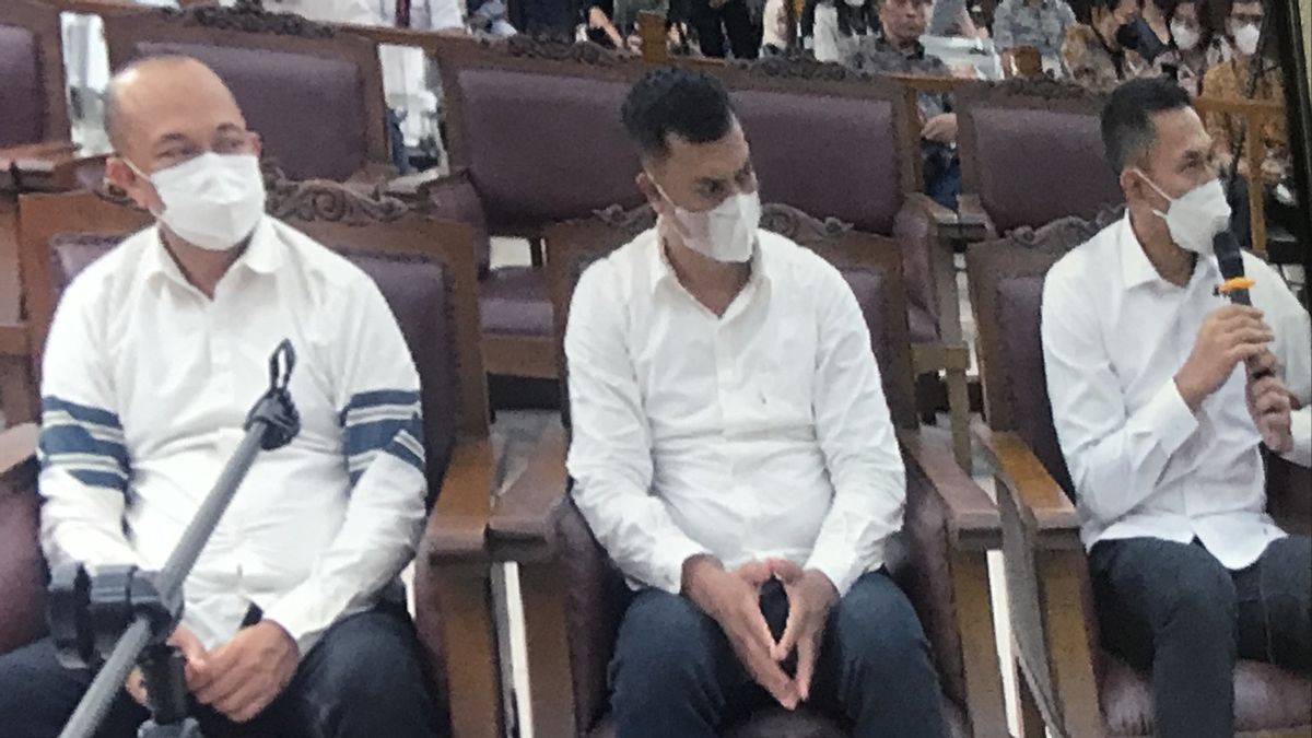 Acay's Testimony At The South Jakarta District Court: Before The Body Wasvolved By An Ambulance, Ferdy Sambo Looked Serious Speaking On A Phone