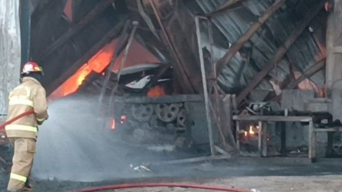 Tim Damkar Masih Kesulitan Kendalikan Api yang Membara di Pabrik Gunung Putri Bogor
