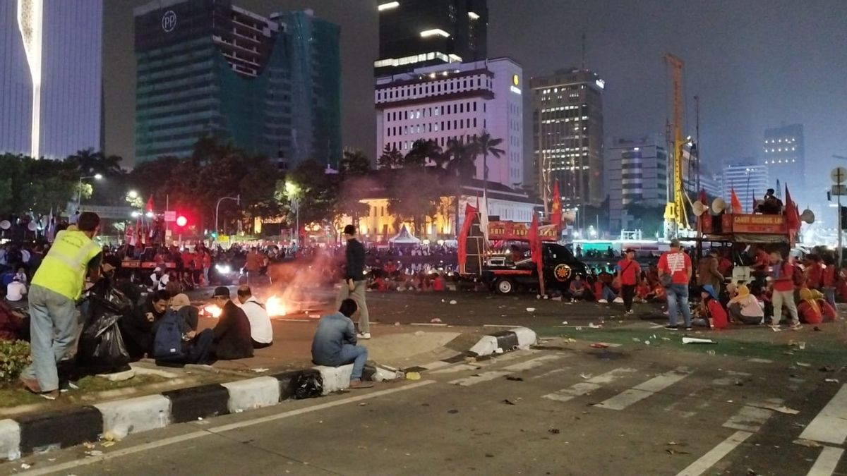 In The Midst Of The Fire, The Masses Of Workers Still Stay At The Monas Horse Statue, Demanding To Revoke The Omnibus Law On The Job Creation Law