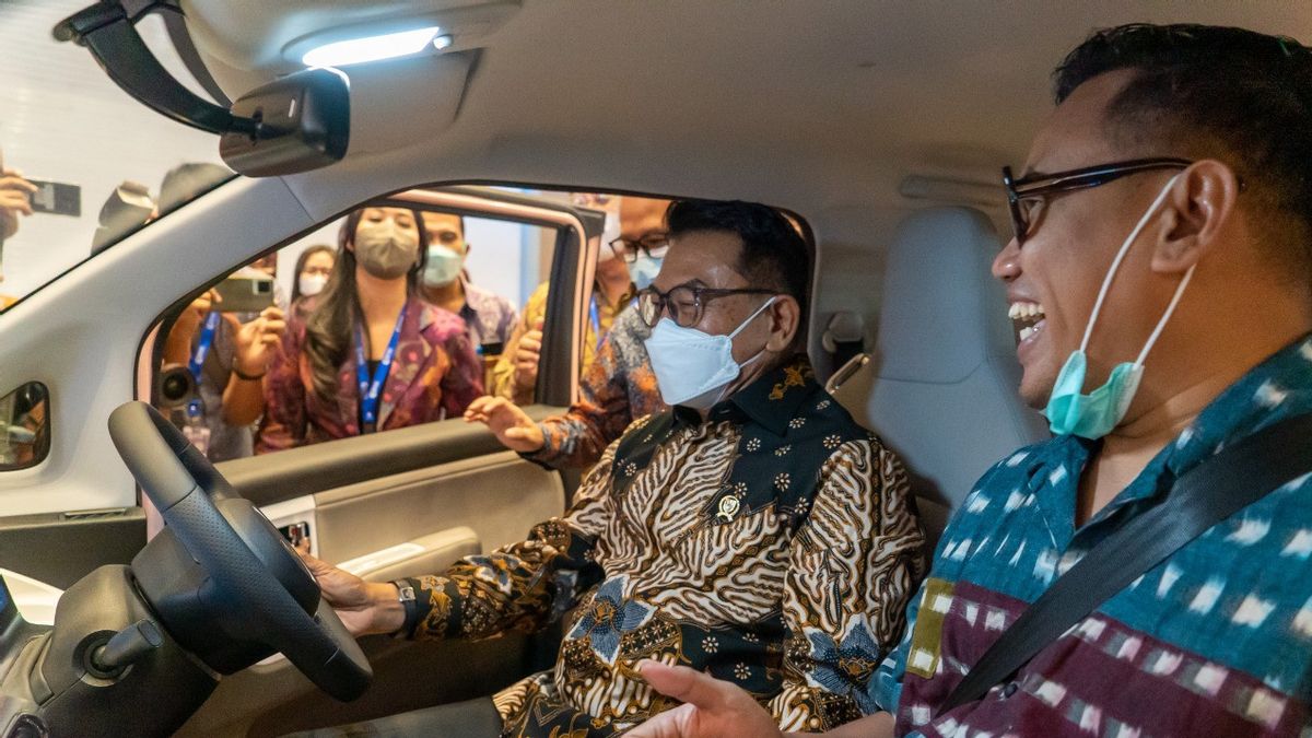 Jajal Mobil Listrik di Ajang PEVS 2022, Moeldoko: <i>Kenceng</i> dan Tidak <i>Ribet</i>