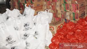 PT Timah Membagikan Ratusan Paket Sembako Korban Banjir di Pangkalpinang