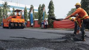 Chandra Asri Milik Konglomerat Prajogo Pangestu Sulap Sampah Plastik Kresek Jadi Aspal untuk Bangun Jalan di Garut