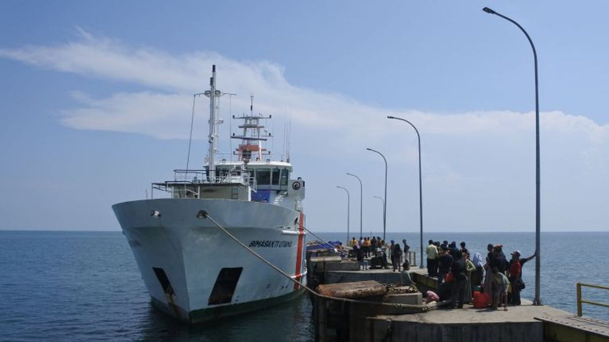 シトゥボンド港で放棄されてから3日後、303人のマドゥラ行きの旅行者が運輸省の船で最後に運ばれました