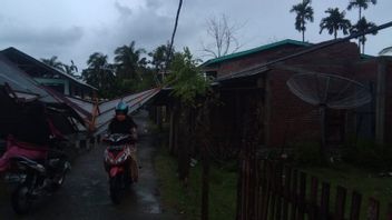 亚齐9栋房屋被大风破坏，受影响居民被疏散到亲属家中