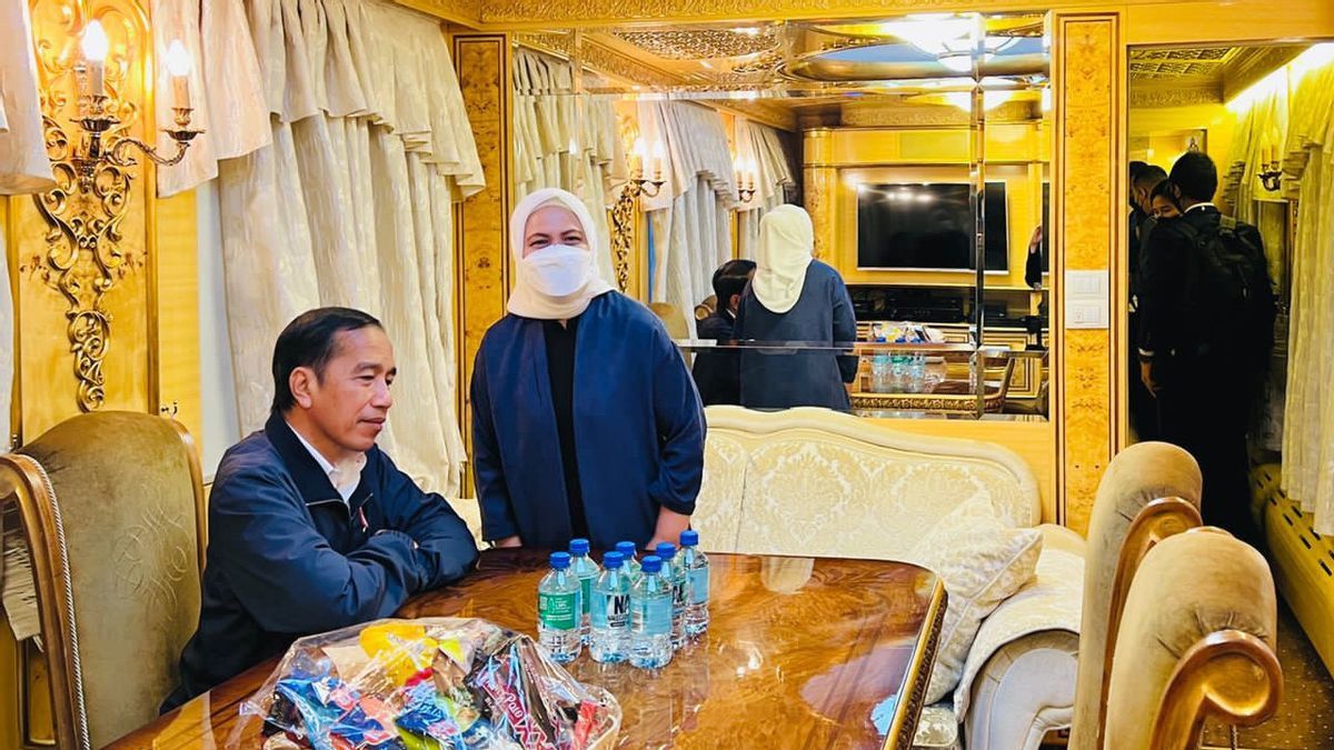 Presiden Jokowi Ditemani Sang Istri Berangkat ke Ukraina Menaiki Kereta VVIP Penuh Interior Berwarna Emas