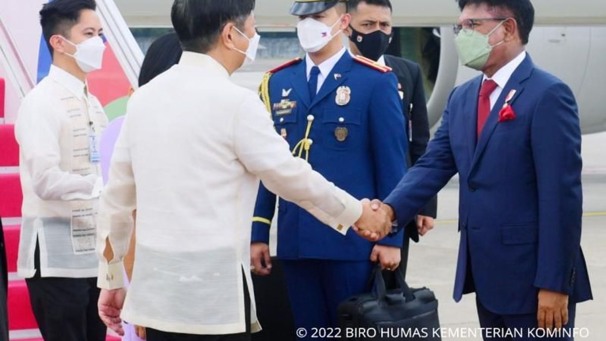 抵达雅加达，菲律宾总统小费迪南德·马科斯（Ferdinand Marcos Jr.）解散Menkominfo