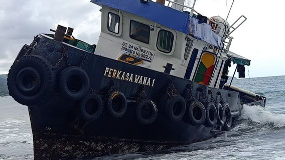 Kapal Tongkang Pengangkut Alat Berat Kandas di Perairan Karangsem Bali 
