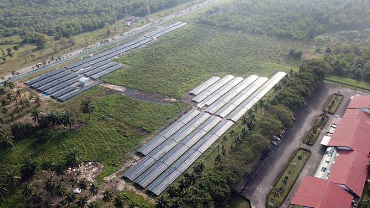محطة بيرتامينا الرائدة للطاقة الشمسية بقدرة 2.25 ميجاوات في مصفاة بلاجو ، جنوب سومطرة