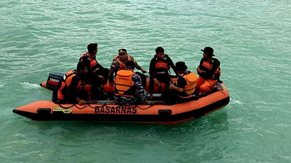 Fishermen looking for crabs lost on Sunyut Island, Natuna SAR Team conducts search