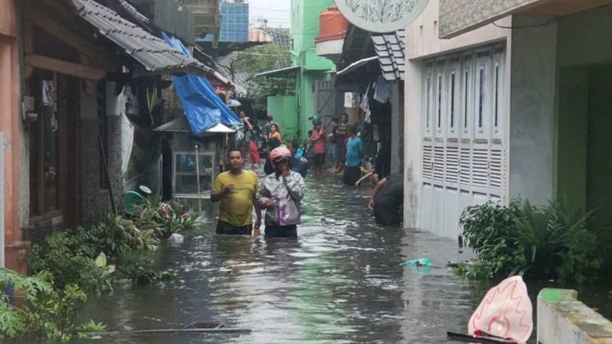 <i>Update</i> Banjir Jakarta: Rendam 104 RT Hingga 1,8 Meter, 245 Warga Mengungsi