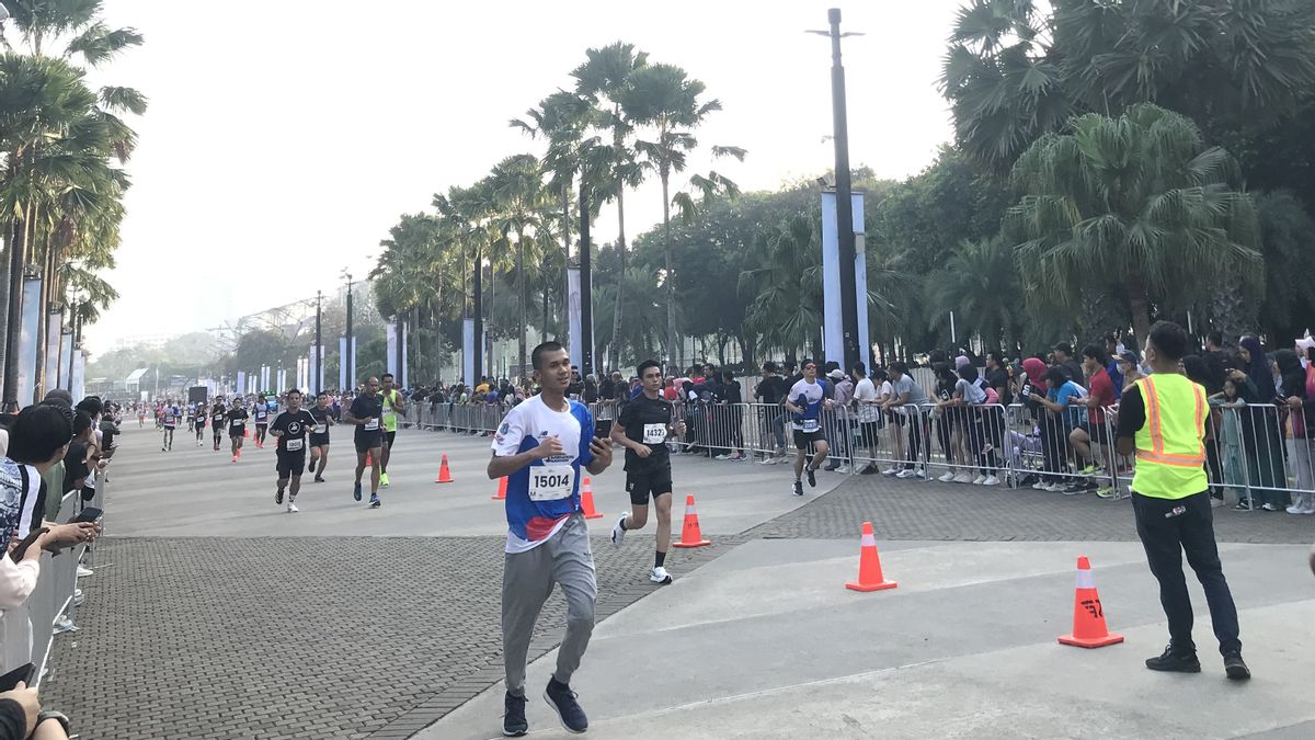 Sunday Morning Jakarta International Marathon Held, Presenting Marawis On The Finish Line